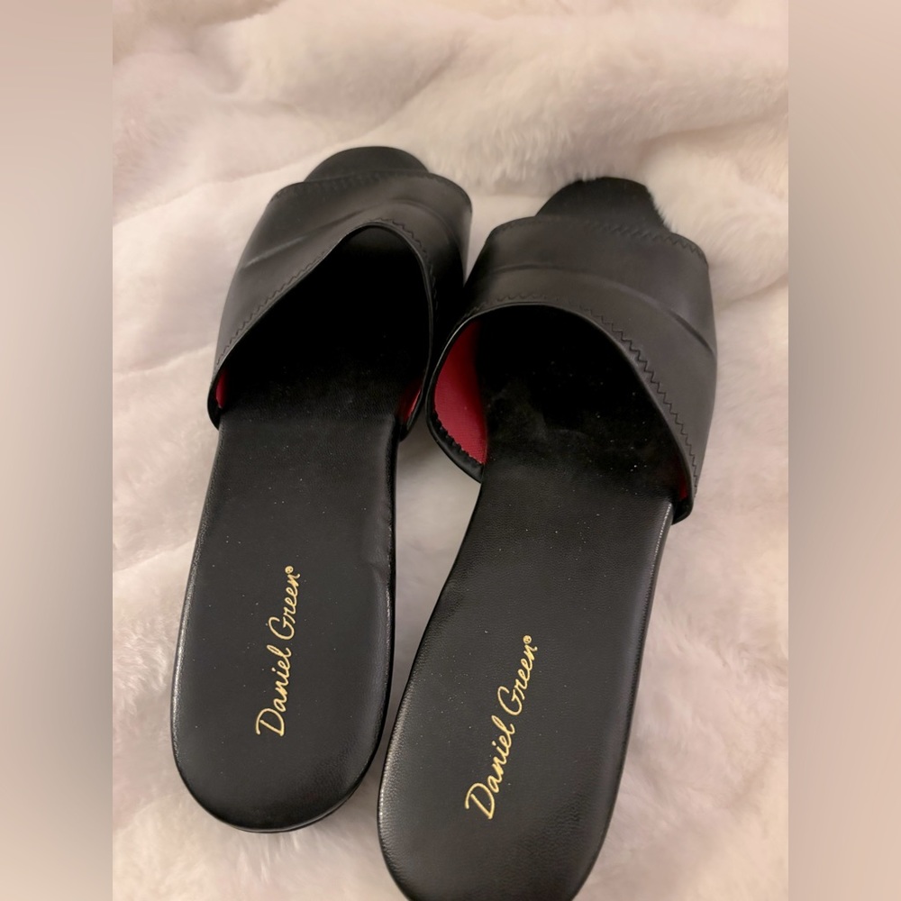 Daniel Green DORMIE slippers, black, new, no box; size 10- run small like 9.5